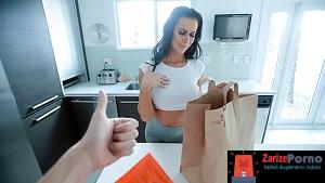 Seksi Milf Üvey Annesini Gece Uyandırıp Sikiyor
