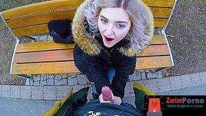 Rus Kız Para Karşılığı Parkta Sakso Çekiyor