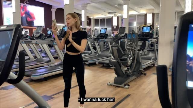 Spor Salonunda Tanımadığı Erkeğin Yarrağına Kapılan Sarışın Genç