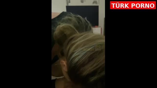 Meribabe Koca Yarraklı Erkeğin Yarrağını Ağzına Alıp Boşaltıyor