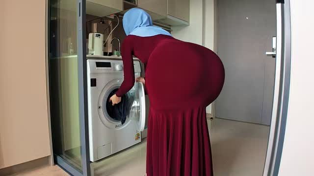 Üvey Anne Dolgun Götüne Atılan Bakışları Yakalayınca Oğluna Ders Veriyor
