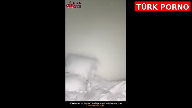 Özel Misafir İçeri Girince Ev Sahibesi Odayı Terk Edemiyor