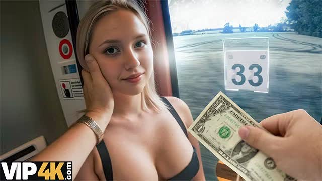 Sarışın Genç Kız Tren İstasyonu Tuvaletinde İlk Defa Yarrağa Kavuşuyor