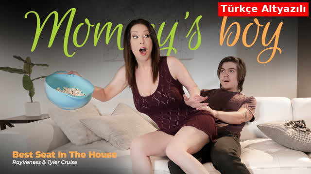 Üvey Anne Rayveness Film İzlemeye Oturduğunda Oğlunun Yarrağını Yutarak Kıvama Geliyor